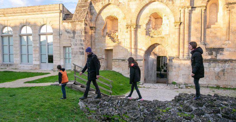 "À la recherche du monde de Pierre", jeu interactif - Les dimanches en famille de l'Abbaye de Nieul-sur-l'Autise